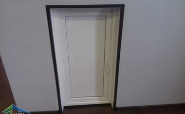 маленькая пластиковая дверь