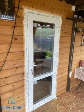 белая пластиковая дверь