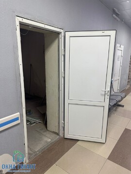 открытая пластиковая дверь