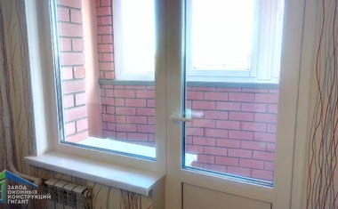 пластиковая дверь с окном на балкон