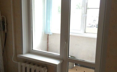 пластиковое окно и дверь на балкон